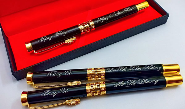 Quy trình làm bút khắc tên như thế nào