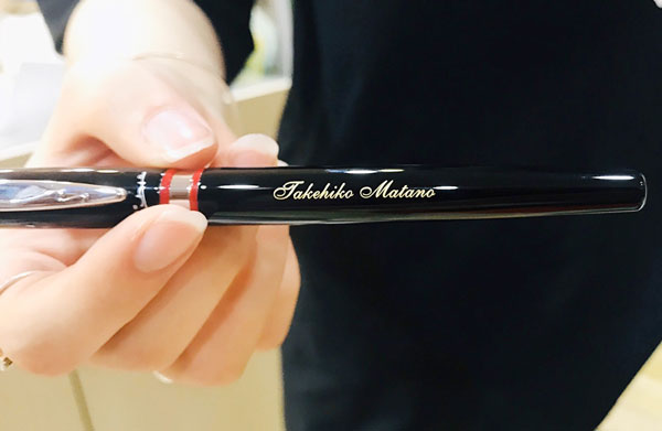 quy trình làm bút khắc tên