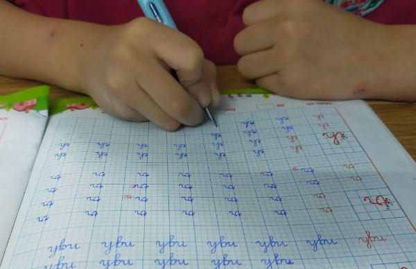 lý do nên cho bé tập viết chữ bằng bút máy