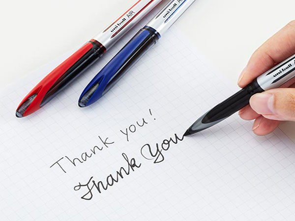 Sự khác biệt giữa bút bi khô và bút bi nước