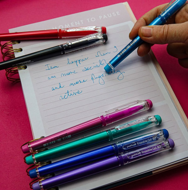 Bút bi xóa được có bị bay màu không