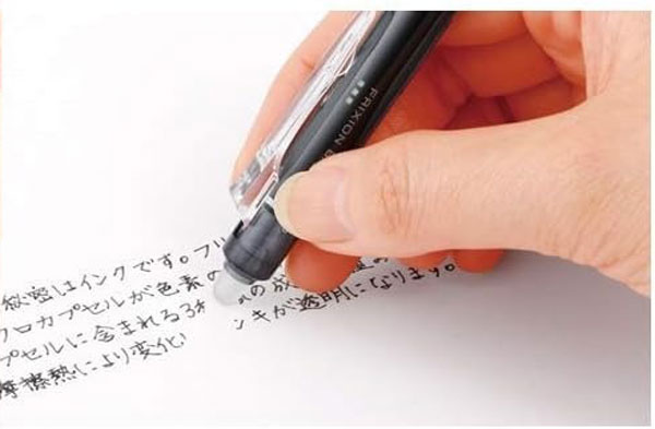 Bút bi xóa được có dễ bị bay màu không