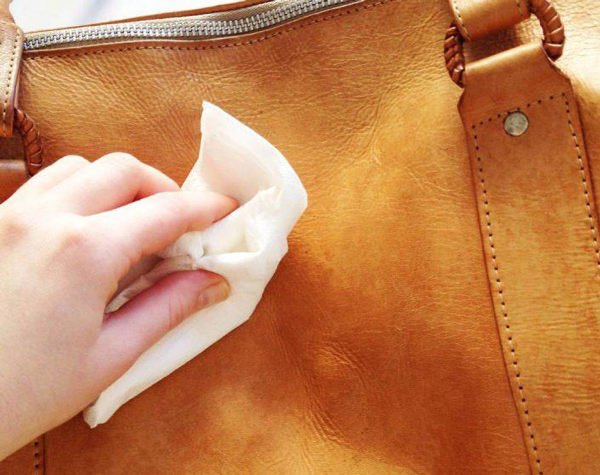 Cách tẩy bút bi trên cặp sách hiệu quả