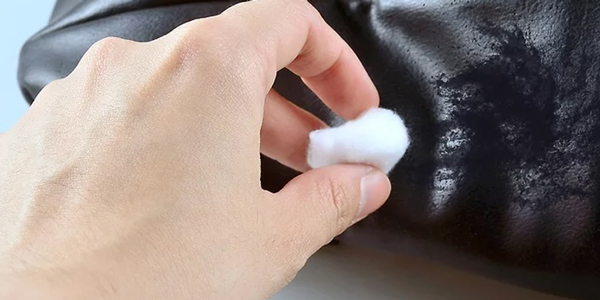 Cách tẩy mực bút bi trên cặp sách