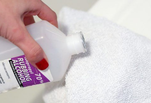 Tẩy mực bút bi trên đồ nhựa hiệu quả