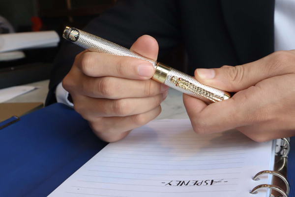 Bút ký khắc tên món quà đầy ý nghĩa