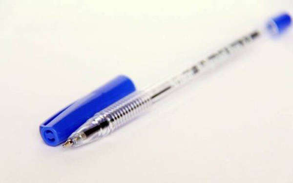 Bút bi có thể viết trên mọi bề mặt hay không