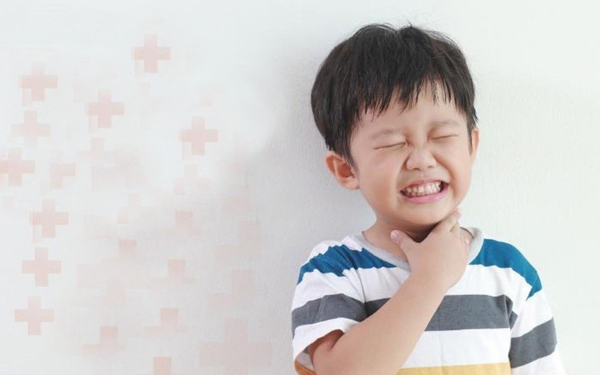 Trẻ lơ nuốt phải mực bút bi có làm sao không