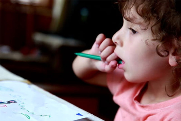 Trẻ lỡ nuốt phải mực bút bi có sao không