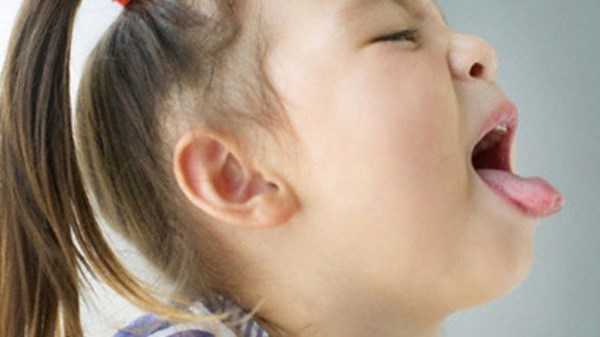 Trẻ nuốt phải mực bút bi có bị sao không