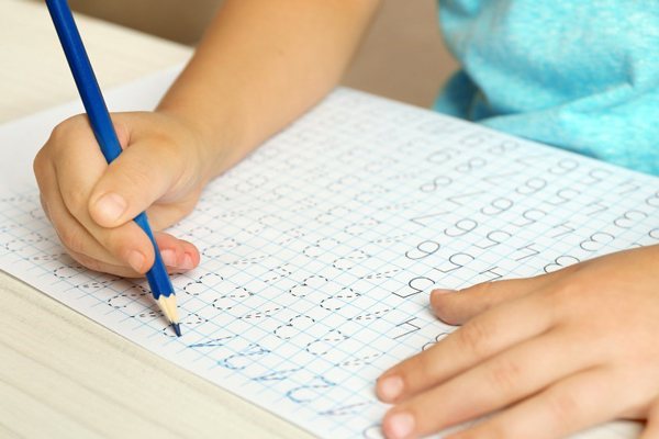 Bé nên viết loại bút nào khi chuẩn bị tập viết