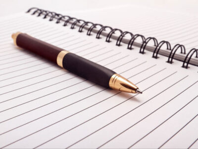 Chọn bút dạ bị hay bút máy làm bút ký