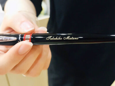 quy trình làm bút khắc tên