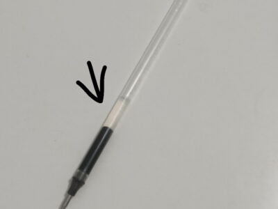 Chất màu trắng bên trong bút bi là chất gì