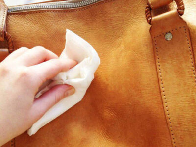 Cách tẩy bút bi trên cặp sách hiệu quả