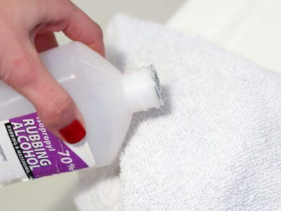 Tẩy mực bút bi trên đồ nhựa hiệu quả