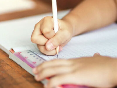 Hướng dẫn dạy trẻ cầm bút đúng cách