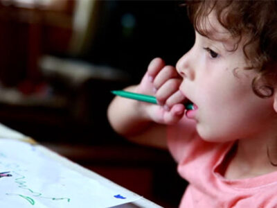 Trẻ lỡ nuốt phải mực bút bi có sao không