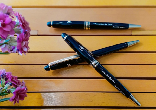 Khắc tên lên bút có bền hay không